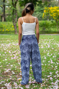 Flow pants in dark blue with white paisley print, wide elastic-waist fit